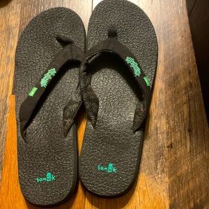 SANUK FLIP FLOPS EUC Size 9